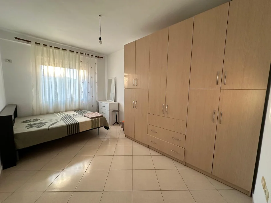 Tirane, jepet me qera apartament 1+1 Kati 4, 65 m² 400 € (Fresku)