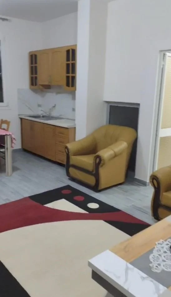 Tirane, jepet me qera apartament 2+1 Kati 1, 90 m² 350 € (Laprake)