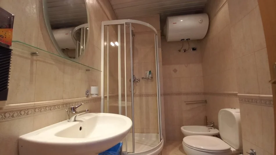 Tirane, jepet me qera apartament 1+1 Kati 4, 60 m² 600 €