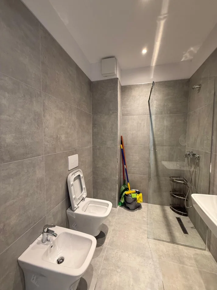 Tirane, jepet me qera apartament 1+1+Ballkon Kati 7, 60 m² 700 € (RRUGA KARL GEGA)