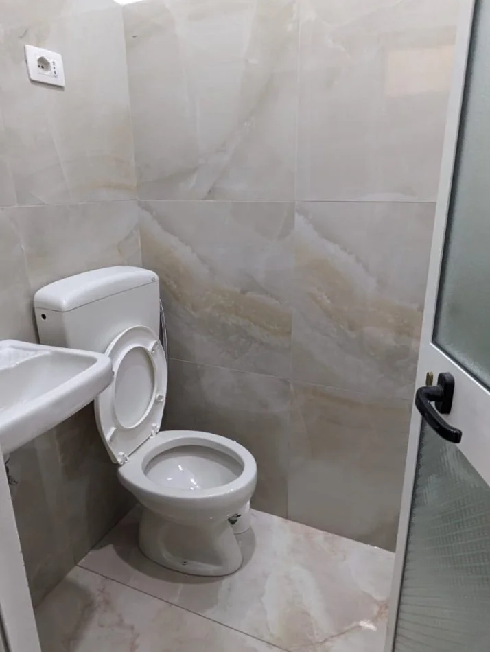 Tirane, jepet me qera apartament 2+1 Kati 1, 97 m² 450 € 