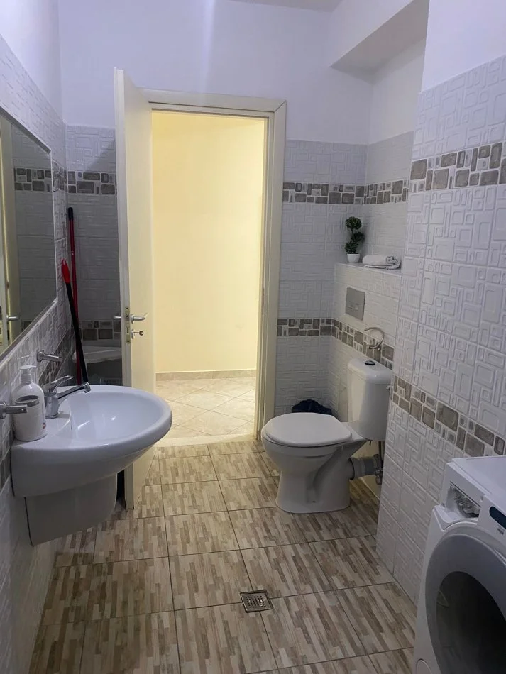 Tirane, jepet me qera apartament 2+1+Ballkon Kati 3, 100 m² 700 € 