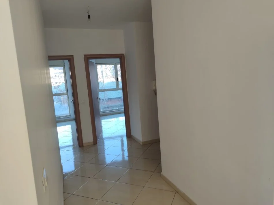 Tirane, jepet me qera apartament 2+1 Kati 1, 94 m² 700 € (Kompleksi Delijorgji, Rruga e Kavajes.)