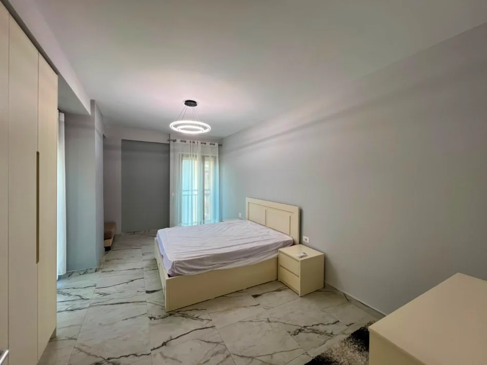 Tirane, jepet me qera apartament 1+1+parkim Kati 3, 74 m² 700 € (Shkolla e Baletit)