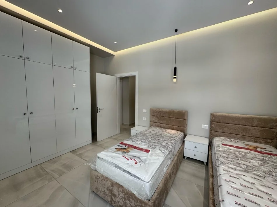 Tirane, jepet me qera apartament 2+1 Kati 4, 120 m² 1.100 € (Ish UET)