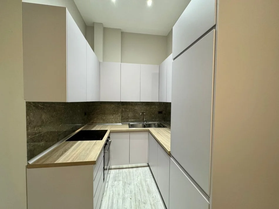 Tirane, jepet me qera apartament 2+1 Kati 1, 90 m² 550 € (LIQENI I THATE)