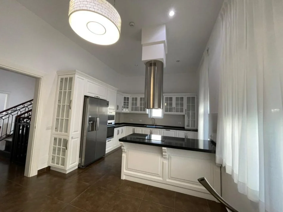 Tirane, jepet me qera Vile 4+1 , 335 m² 4.300 € (TEG)