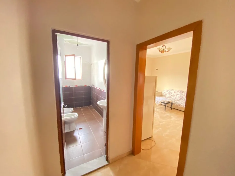 Tirane, jepet me qera 1+1 , 300 € 