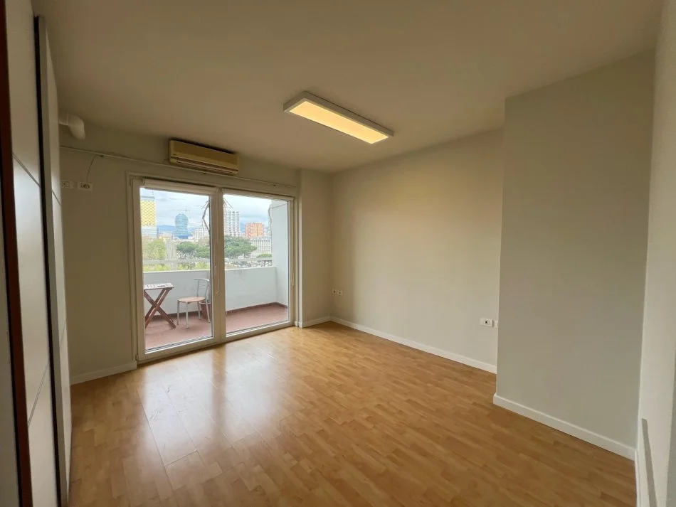 Tirane, jepet me qera ambjent biznesi Kati 6, 98 m² 1.200 € (Blv Deshmoret e Kombit,Tirane)