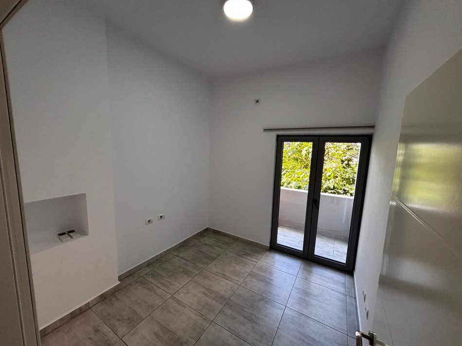 Tirane, jepet me qera zyre Kati 1, 75 m² 500 € (Medrese)