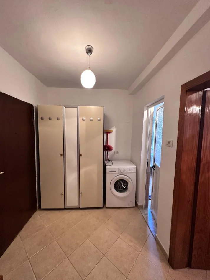 Tirane, shitet apartament 1+1 Kati 3, 59 m² 82.000 € (Kombinat)