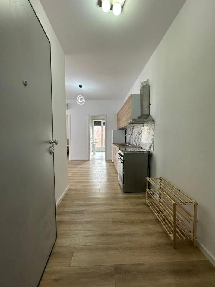 Tirane, jepet me qera apartament 1+1 Kati 3, 600 € (Shkolla kuqe)
