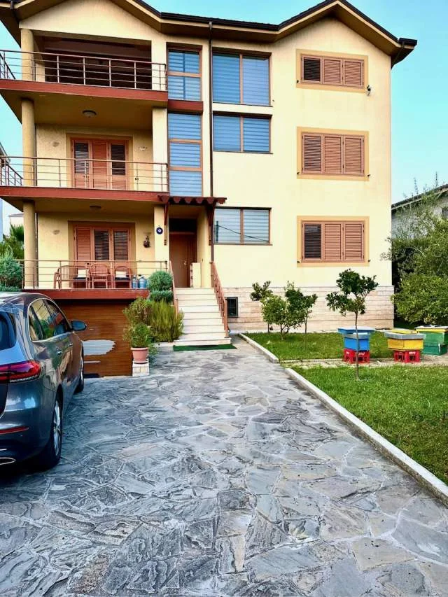 Tirane, jepet me qera Vile 5+1+A Kati 3, 500 m² 2.000 Euro (Institut Kamez afer Fakultetit)