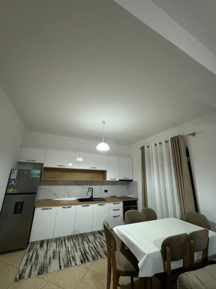 Tirane, jepet me qera apartament 1+1+Ballkon Kati 4, 90 m² 500 € (rruga 5 Maj)