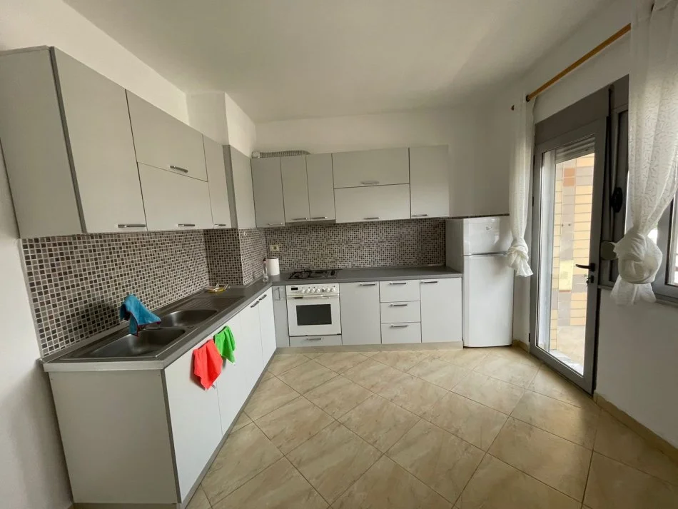 jepet me qera apartament 1+1,i mobiluar rruge kryesore astir 350 €