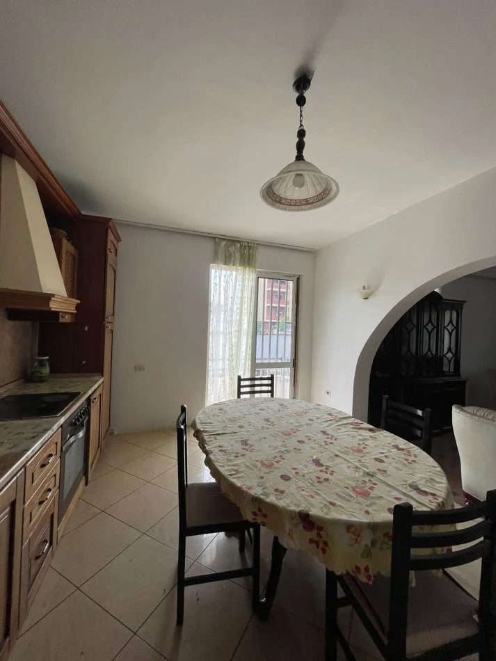 Tirane, jepet me qera shtepi 3+1 Kati 1, 110 m² 400 € (kinostudio)