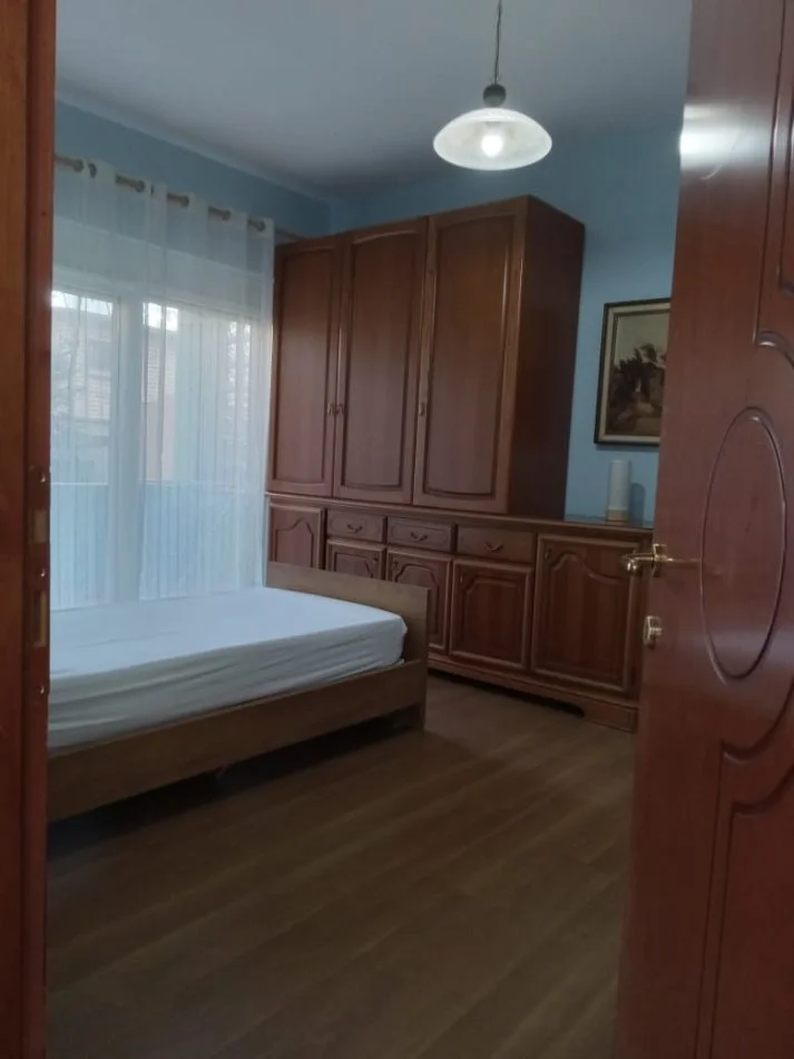 Tirane, jepet me qera shtepi 2+1+Ballkon Kati 2, 120 m² 600 € (rruga Nikolla Lena)