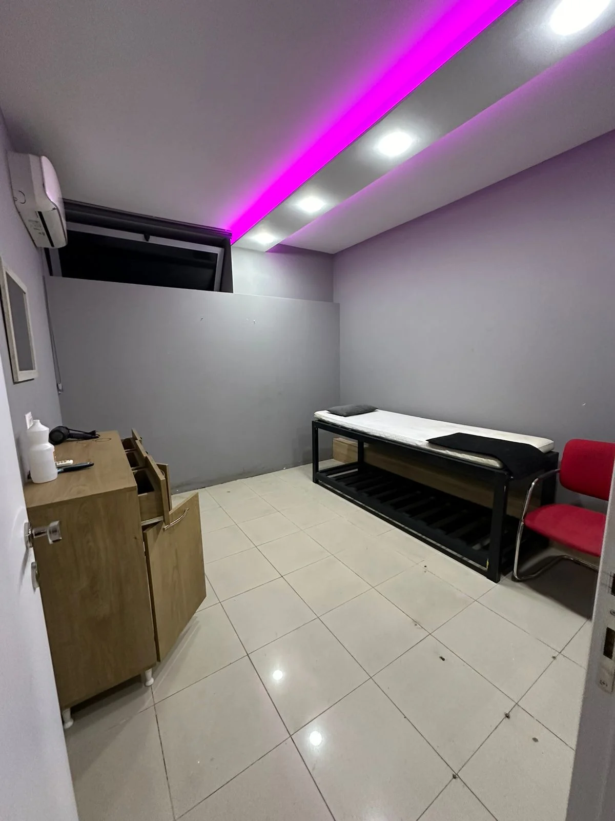 Shitet Ambjent biznesi (i investuar) prane Sheshit Wilson,sip. Totale 133 m2,kati -1,cmimi 140,000 Euro