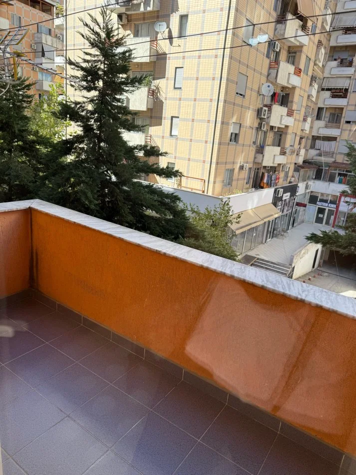 Tirane, jepet me qera apartament 1+1+Ballkon Kati 2, 430 € (Astir prane Artistit)