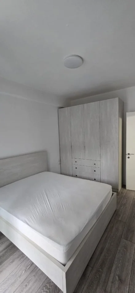 Tirane, jepet me qera apartament 2+1+Ballkon Kati 3, 82 m² 650 € (Liqeni i Thate)