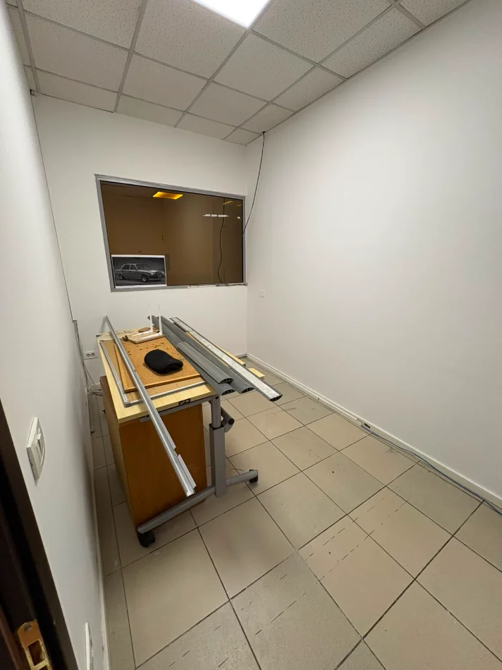 Tirane, jepet me qera zyre Kati 1, 550 m² 7.000 € (ish blloku)