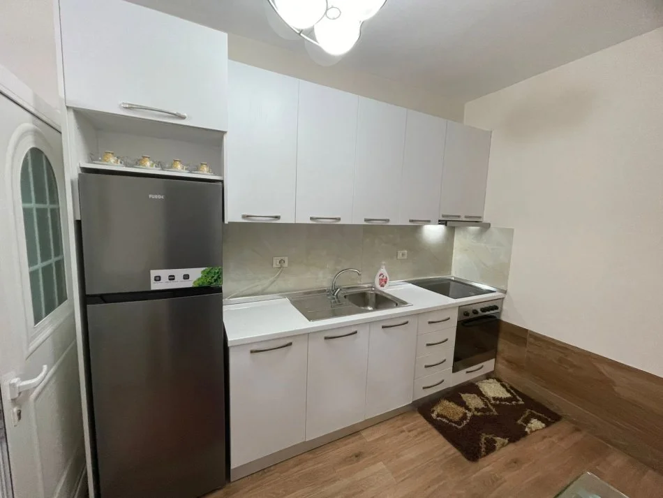 Tirane, jepet me qera apartament 2+1+Ballkon Kati 1, 90 m² 500 € 