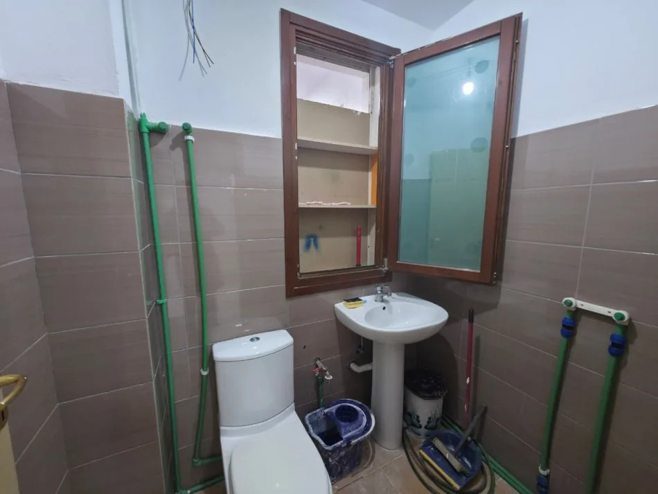 Tirane, jepet me qera ambjent biznesi Kati 0, 90 m² 900 € (Kopshti Botanik)