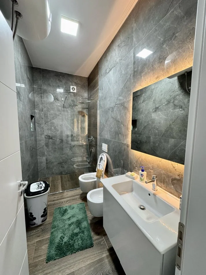 Tirane, jepet me qera apartament 2+1+Ballkon Kati 3, 70 m² 500 € (Ish Fusha e Aviacionit)