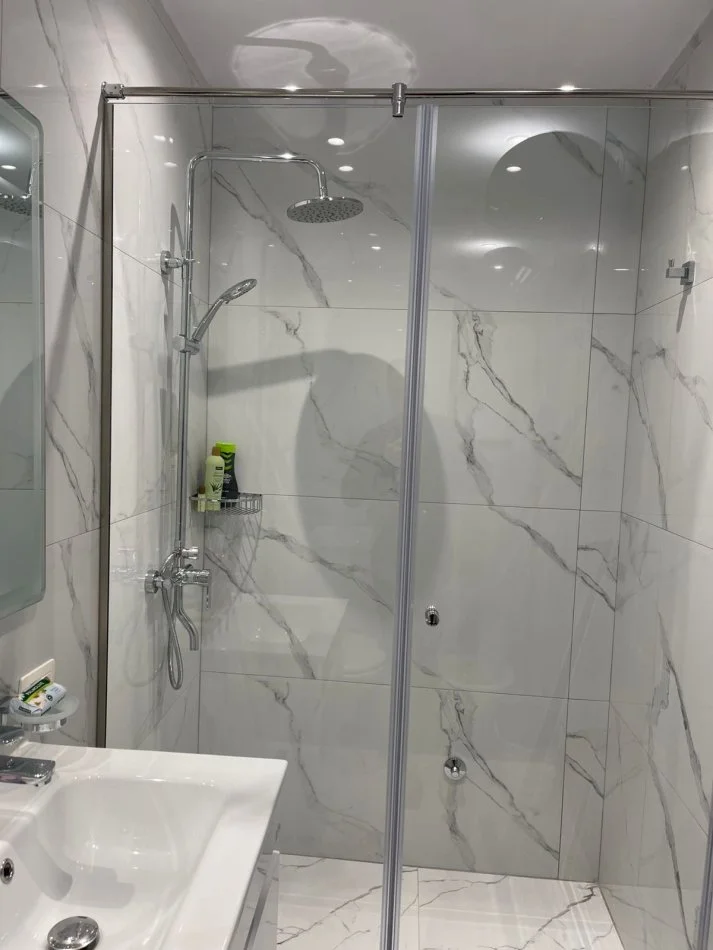 Tirane, jepet me qera apartament 1+1 , 70 m² 900 € (Rruga Kosovareve)