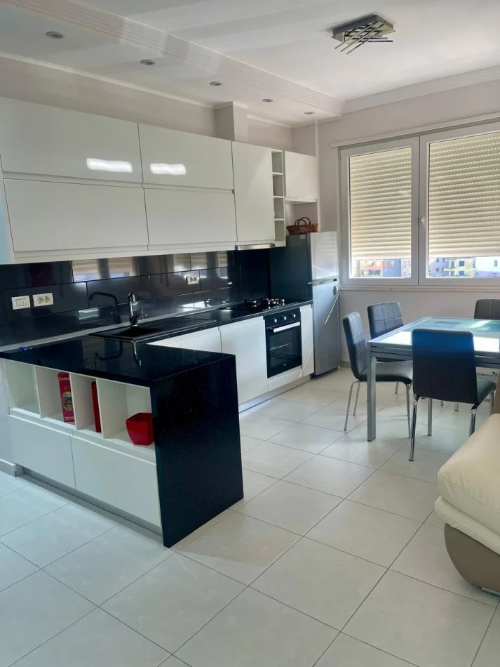 Tirane, jepet me qera apartament 2+1 Kati 7, 85 m² 750 € (Zonja Curre)