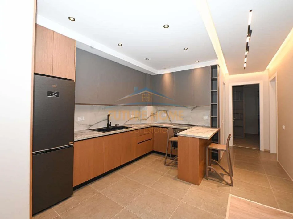 Tirane, jepet me qera apartament 2+1+2+PARKIM  , 103 m² 1.300 € (KOMPLEKSI DELIJORGJI)