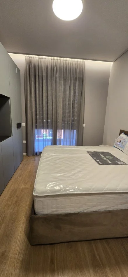 Tirane, jepet me qera apartament 2+1+Aneks+Ballkon Kati 4, 125 m² 1.200 € (Rruga Kavejes)
