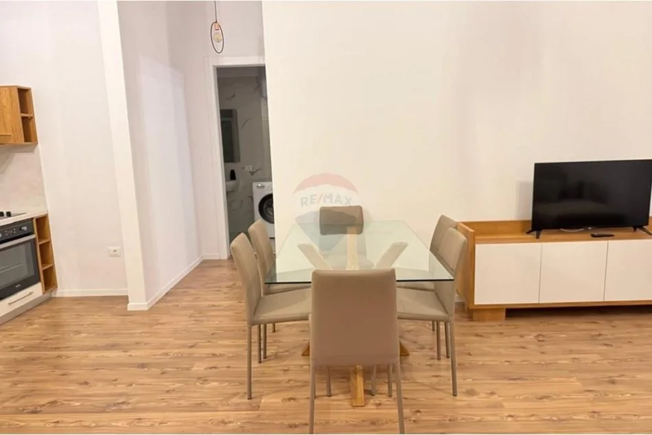 Tirane, jepet me qera apartament 1+1 , 76 m² 800 € (Kompleksi Delijorgji)