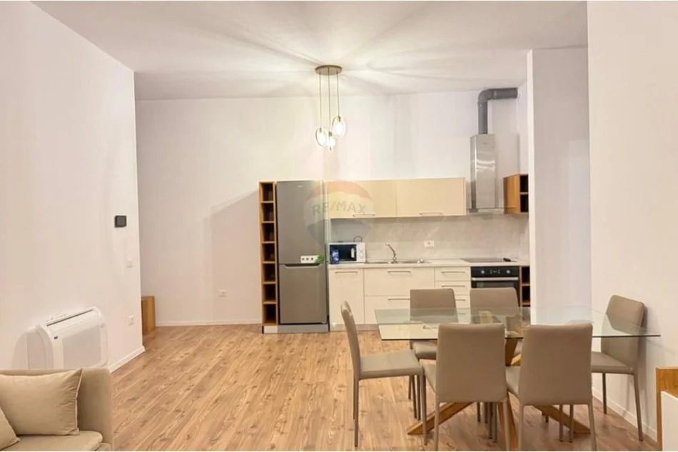 Tirane, jepet me qera apartament 1+1 , 76 m² 800 € (Kompleksi Delijorgji)