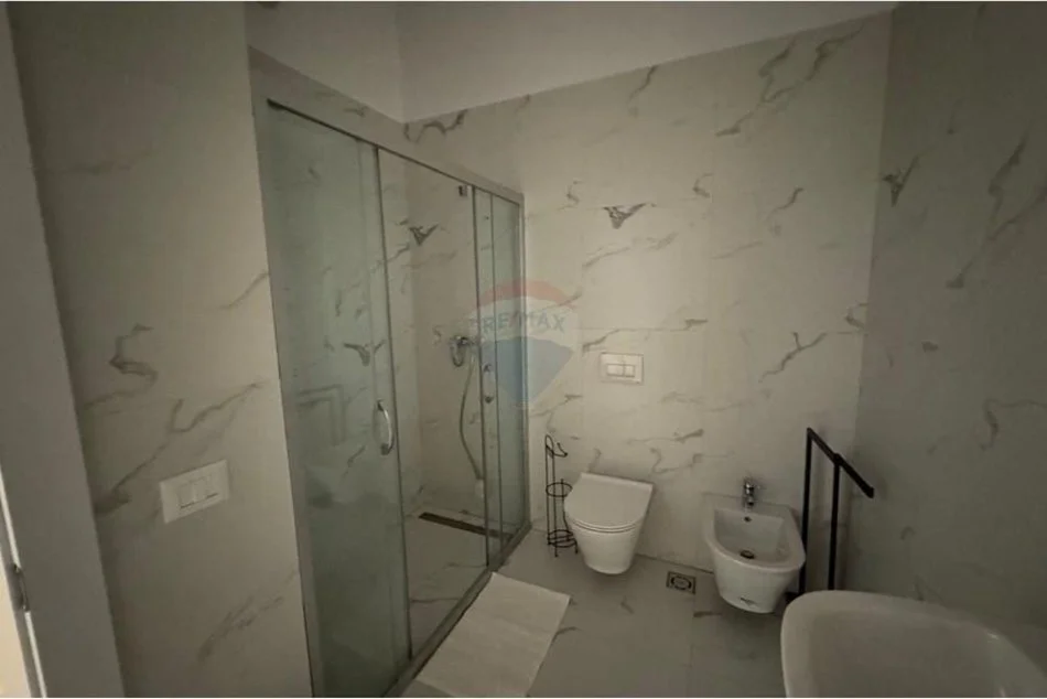 Tirane, jepet me qera apartament 1+1 , 76 m² 800 € (Kompleksi Delijorgji)