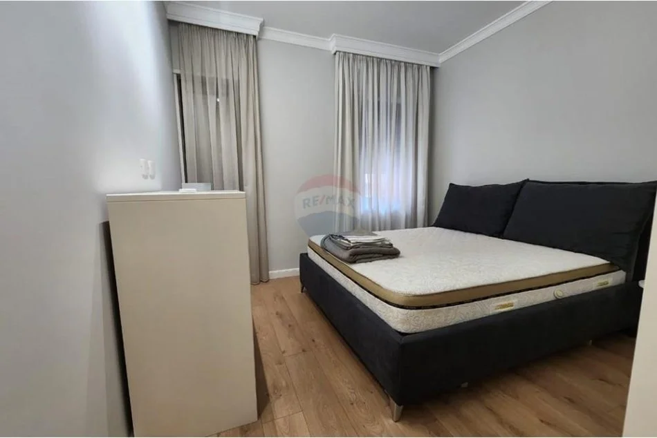 Tirane, jepet me qera apartament 1+1+Aneks+Ballkon Kati 3, 75 m² 800 € (Kompleksi Delijorgji)