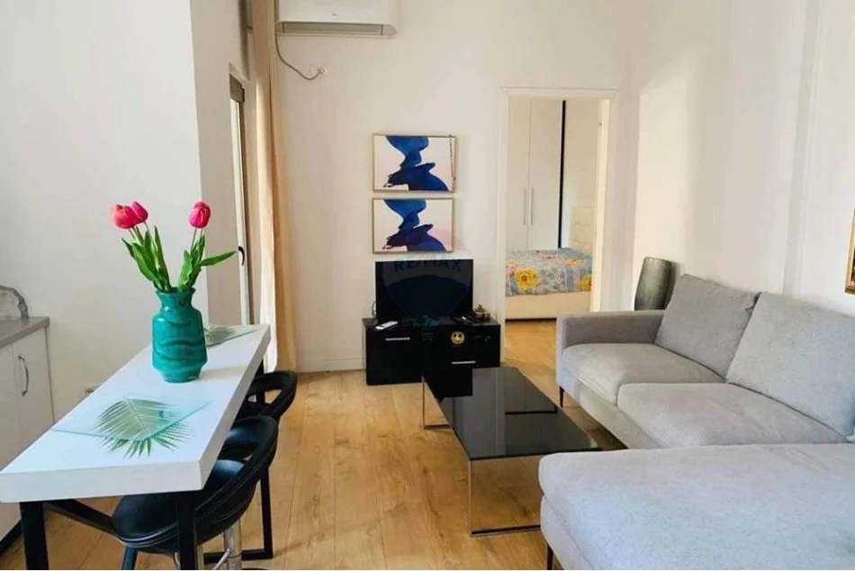 Tirane, jepet me qera apartament 1+1+Ballkon Kati 5, 650 € (KOMPLEKSI DELIJORGJI)