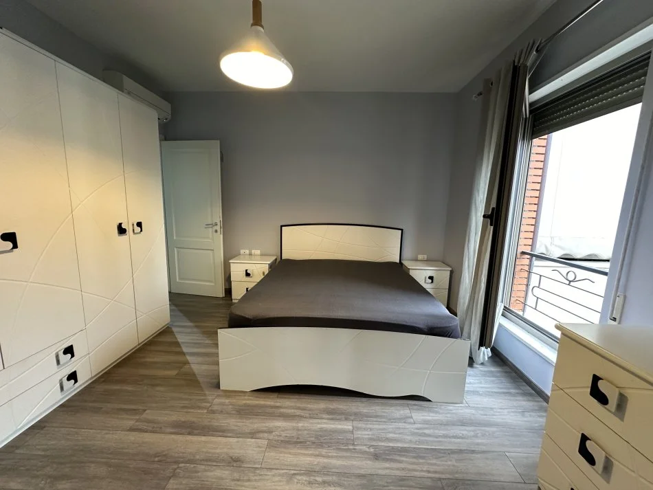 Tirane, jepet me qera apartament 3+1+Ballkon , 123 m² 1.000 € (kompleksi delijorgji)