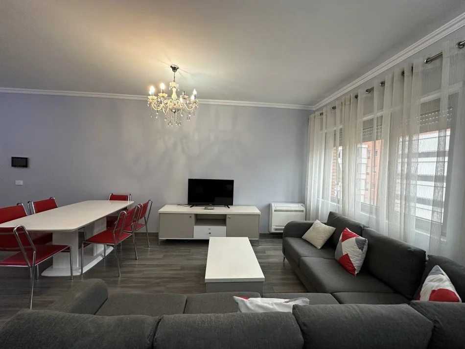 Tirane, jepet me qera apartament 3+1+Ballkon , 123 m² 1.000 € (kompleksi delijorgji)