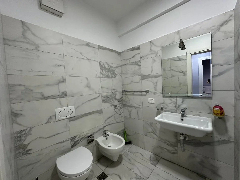 Tirane, jepet me qera apartament 3+1+Ballkon , 123 m² 1.000 € (kompleksi delijorgji)