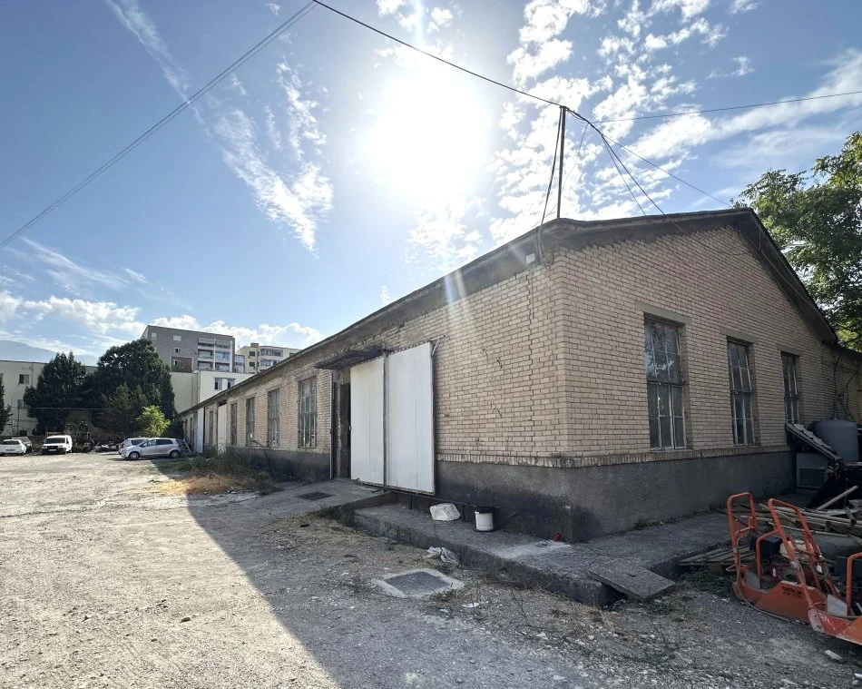 Tirane, jepet me qera ambjent biznesi , 714 m² 5.100 € (Rr. 5 Maji)