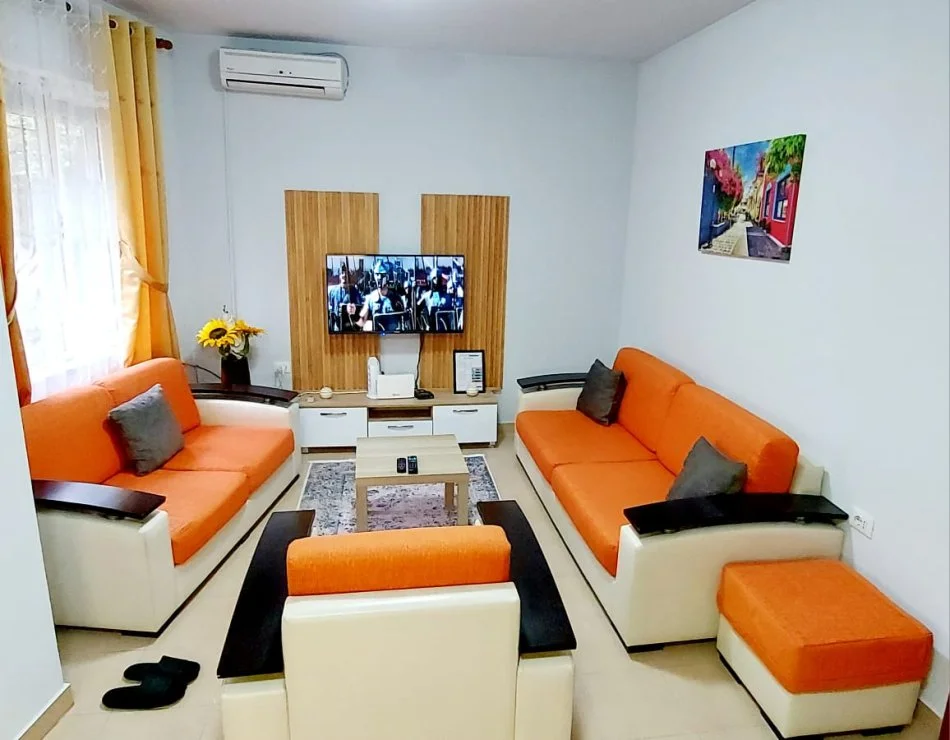 Tirane, Jepet me qera apartament 1+1 ne Qender Kati 0, 105 m² 650 Euro (Rruga Comeve)