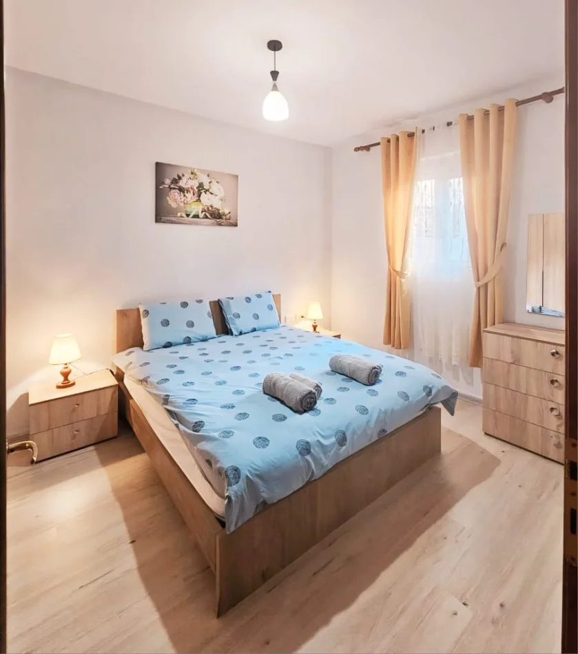 Tirane, Jepet me qera apartament 1+1 ne Qender Kati 0, 105 m² 650 Euro (Rruga Comeve)