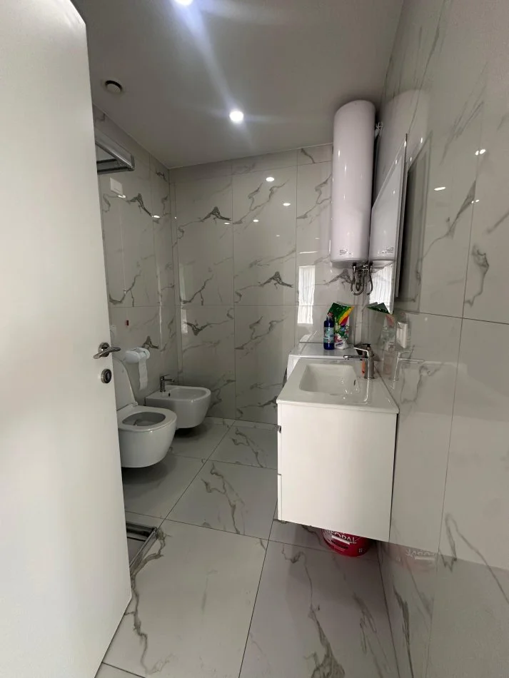 Tirane, jepet me qera apartament 1+1+Aneks+Ballkon , 87 m² 1.500 € (Lake View Residence, Rruga e Kosovareve)