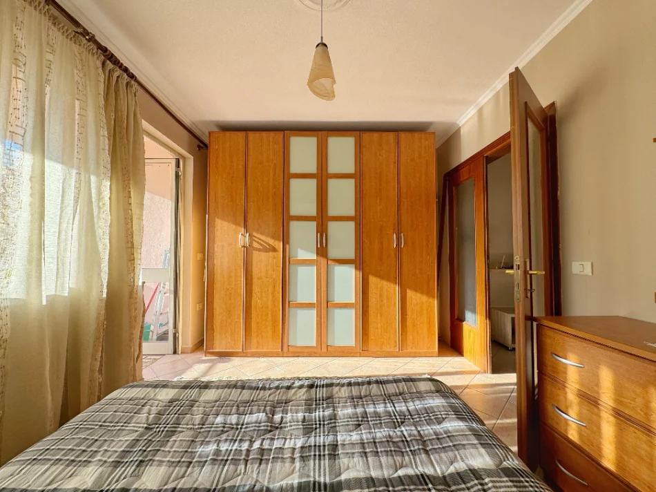 Tirane, jepet me qera apartament 1+1 , 55 m² 600 € (Sheshi Willson)