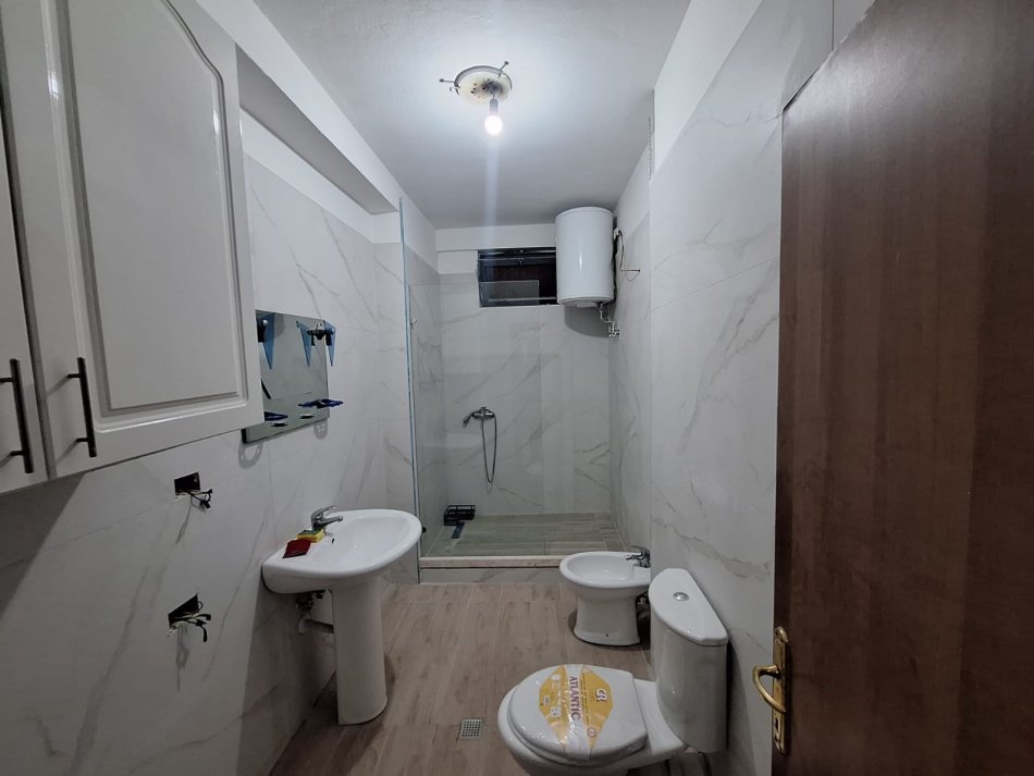 Tirane, jepet me qera apartament 1+1 Kati 3, 65 m² 350 € (Ali Shefqeti)