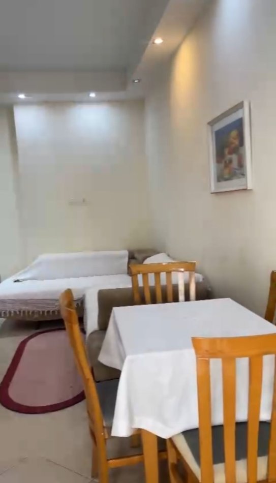 Tirane, jepet me qera apartament 1+1+Ballkon Kati 3, 65 m² 350 € (rruga Bill Klinton)