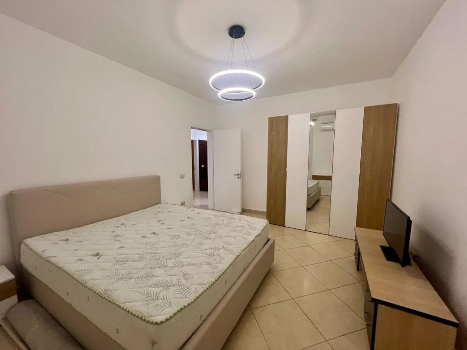 Tirane, jepet me qera apartament 2+1 Kati 2, 120 m² 600 € 