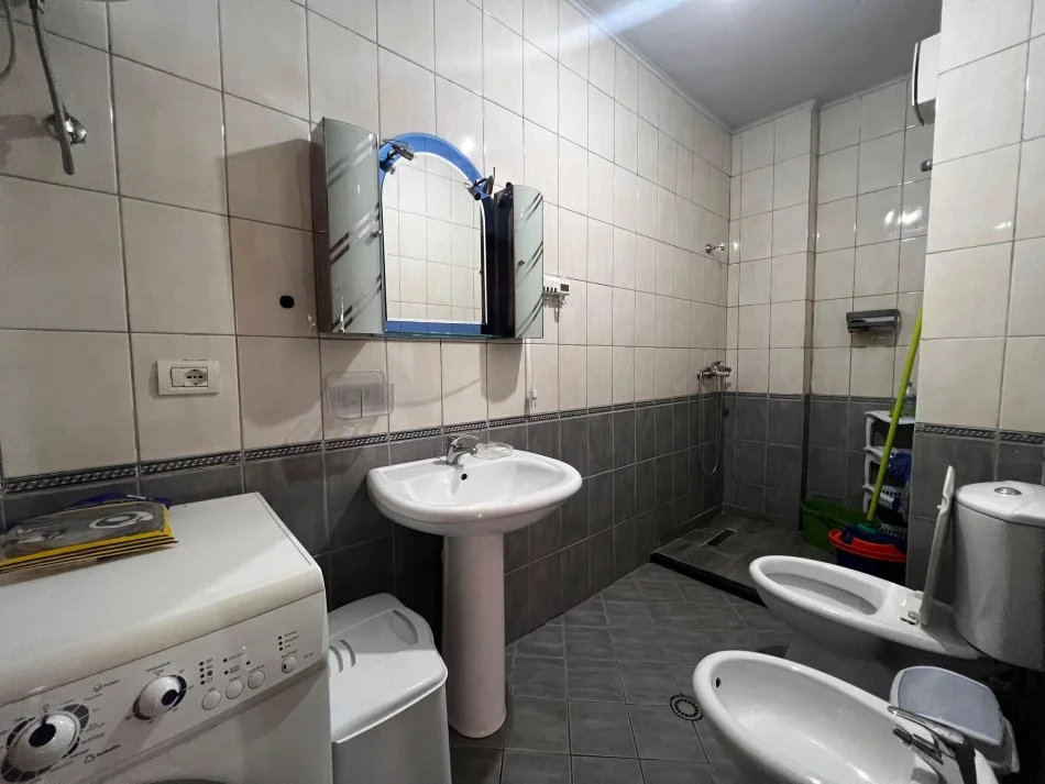 Tirane, jepet me qera apartament 1+1+Ballkon Kati 4, 63 m² 500 € (41.306720185288206, 19.813560954432287)