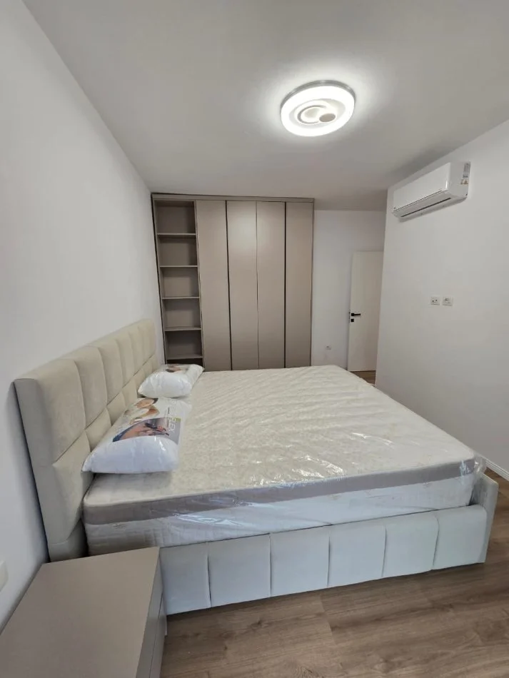 Tirane, jepet me qera apartament 2+1 , 152 m² 1.400 € (Prane Shkolles se Kuqe)